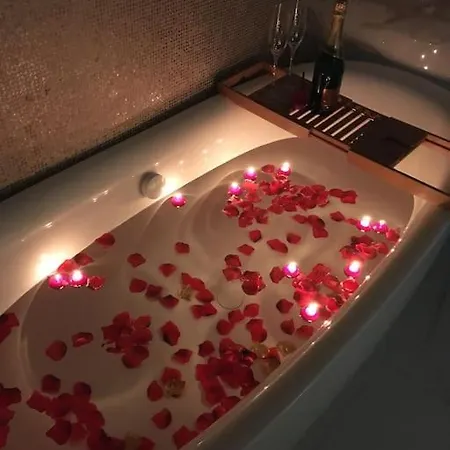 Old Town Luxury Apartment/sauna/bathtub/ac