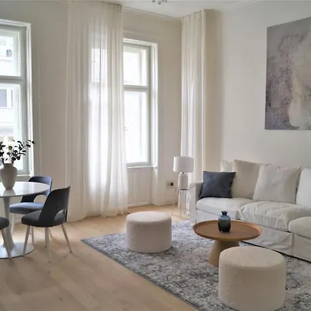 Old Town Luxury Apartment/sauna/bathtub/ac Praag